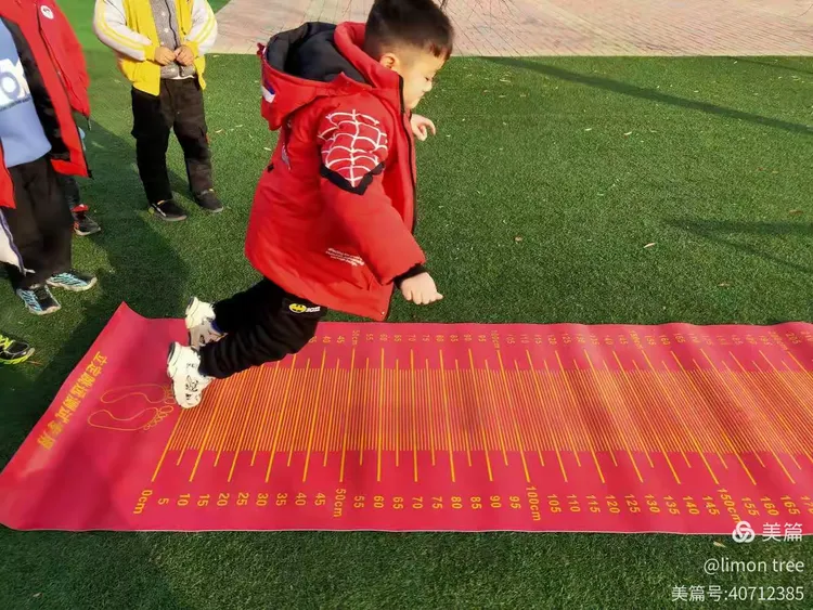 立定跳远测评进行中